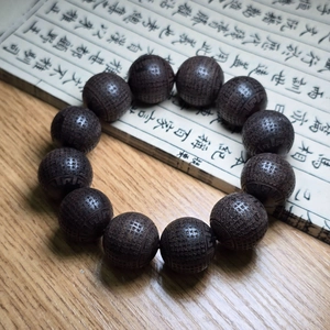 Bracelet bouddhiste en bois d'agar 108 perles avec micro-gravure du Sūtra du Cœur