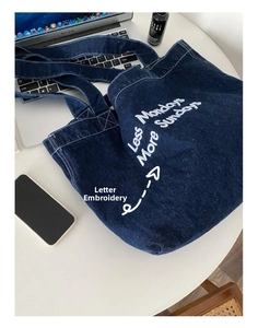 Détail d'un grand sac cabas en jean avec broderie Less Mondays More Sundays