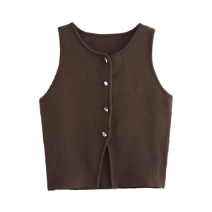 Vue à plat du gilet en maille marron foncé avec des boutons en argent brillant