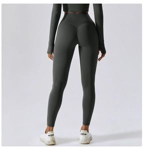 Detail of high-waist yoga set with V-shaped waist stitching and thumbhole sleeves