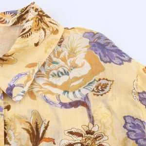 Dettaglio del colletto a revers e stampa floreale vintage su camicia di lino gialla
