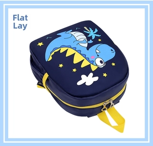 Detalle de la mochila infantil azul marino con dinosaurio y cremalleras amarillas