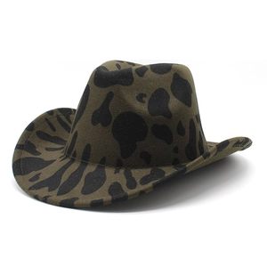 Détail d'un chapeau de cowboy en feutre vert olive avec imprimé vache et bord roulé