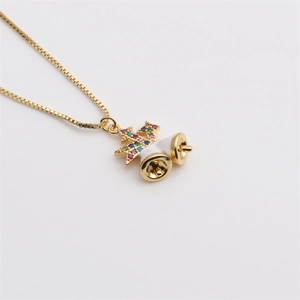 Collier de Noël doré avec pendentif clochettes et zircons colorés sur chaîne box