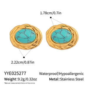 Vue détaillée des boucles d'oreilles turquoise avec texture tressée dorée et dimensions