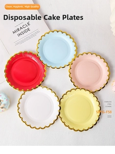 Dettaglio di piatti di carta da 7 pollici con bordi ondulati e finiture in oro in 5 colori