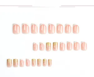 Dettaglio delle unghie finte French bianche e glitter dorati in set da 22 pezzi
