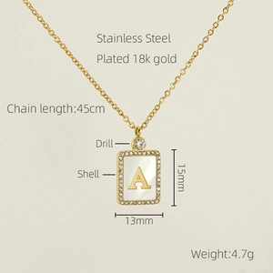 Vue macro du pendentif carré en acier inoxydable plaqué or 18K avec nacre et zircons