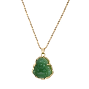 Elegante collana a catena dorata con ciondolo Buddha verde smeraldo su sfondo bianco
