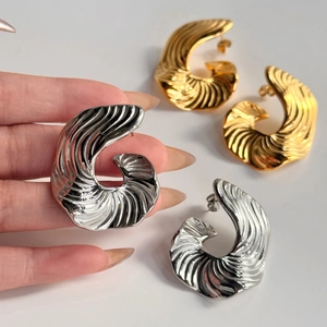 Boucles d'oreilles créoles C épaisses avec texture spirale en or et argent poli