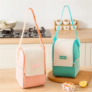 Insulated lunch bags in pink and green oxford cloth with adjustable shoulder straps