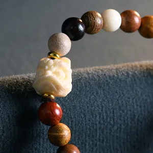 Bracciale buddista cinese con scultura di leone in noce d'avorio e perle variopinte