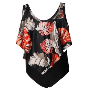 Détail des volants superposés d'un haut de tankini noir avec motif de feuilles tropicales