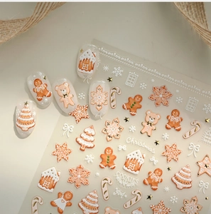 Nahaufnahme von Weihnachts-Nagelstickern mit Lebkuchenmann- und Schneeflockenmotiven