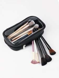 Dettaglio del beauty case nero impermeabile con finestra in PVC e set di pennelli trucco