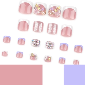 Glitzernde künstliche Fußnägel in Rosa und Lila mit 3D-Schmetterlingen und Strasssteinen