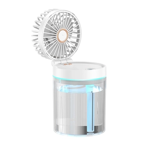 Dettaglio del ventilatore da tavolo bianco con umidificatore e serbatoio trasparente