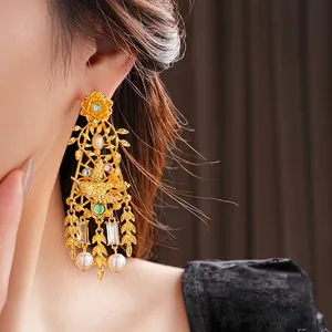 Pendientes vintage dorados con perlas de trigo y borlas brillantes de lujo