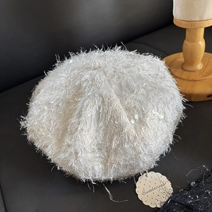 Béret élégant en tweed blanc avec longues franges et sequins pour un look de luxe chic
