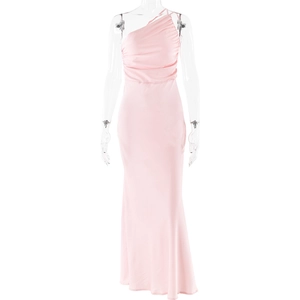Détail de la robe longue rose à une épaule avec design froncé et tissu fluide lisse