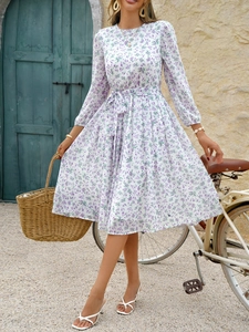 Robe ligne A pour femme, blanche à imprimé floral violet avec ceinture à la taille