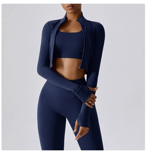 Dettaglio del set yoga blu navy con maniche con asola per pollice e trama opaca