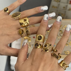 Vintage Edelstahlringe in Gold mit Tigerauge-Steinen im böhmischen Retro-Stil