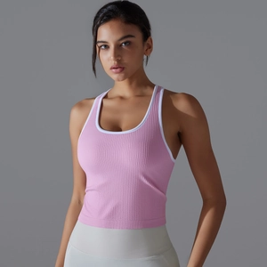 Détail du débardeur de sport rose côtelé avec passepoil blanc et texture en maille élastique