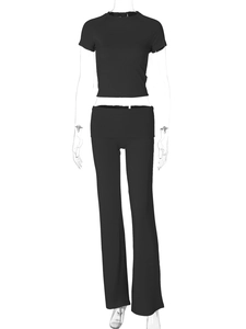 Dettaglio del tessuto in maglia a coste nere su crop top e pantaloni a zampa