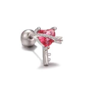 Detailansicht eines rosa Zirkonia-Herzohrrings mit Pfeil-Schlüssel-Design und Schraubverschluss
