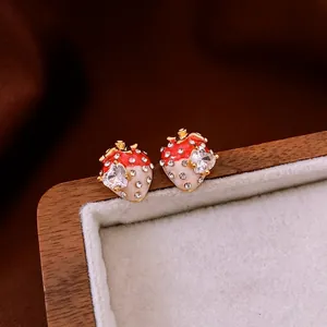 Boucles d'oreilles fraise plaquées or avec zircon en forme de cœur et émail rouge