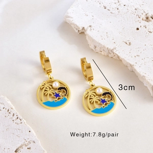 Détails des boucles d'oreilles tropicales dorées avec dauphin, palmier et perles blanches
