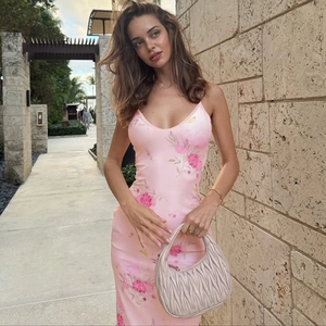 Abito midi aderente in raso rosa a fiori con spalline sottili e schiena scoperta estivo
