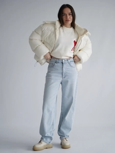 Klassische hellblaue High-Waist-Jeans mit weitem Bein und einer kurzen Daunenjacke