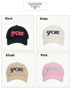 Dettaglio dei cappellini sportivi in nero, beige, kaki e rosa con ricamo di lettere