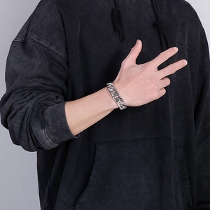 Silbernes Panzerarmband für Herren im Industrial-Punk-Stil am Handgelenk