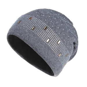 Bonnet en tricot gris avec strass, accents dorés et doublure polaire noire chaude