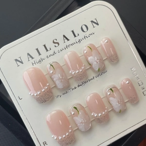 Handgemachte nude-rosa Press-on Nails mit 3D-Perlen, weißen Blumen und Silberglitzer-Details