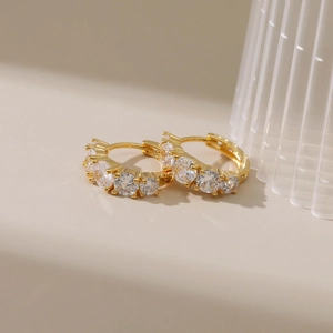 Vintage Ohrringe mit 18K Goldbeschichtung und funkelndem Zirkonia Besatz für Damen