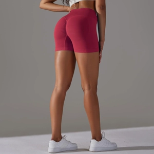 Dettaglio dei pantaloncini yoga senza cuciture a vita alta con effetto scrunch butt magenta