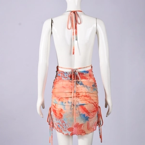 Détail de la mini robe dos nu avec imprimé tie-dye et cordon de serrage réglable
