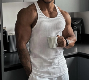 Gros plan d'un débardeur blanc en maille côtelée pour homme dans une cuisine moderne