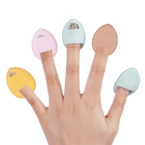 Five-color finger puff makeup set with teardrop shape on fingertips for easy application