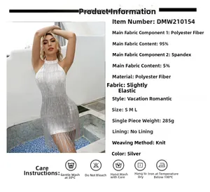 Dettaglio delle frange di paillettes argento e tessuto a maglia su un abito da festa senza schiena