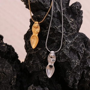 Détail des pendentifs dague plaqués or 18 carats et argent sur chaîne serpent