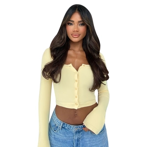 Dettaglio di un cardigan in maglia giallo tenue con bottoni e trama a coste rifinita