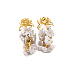 Eleganti orecchini di perle barocche con design floreale dorato e cristalli