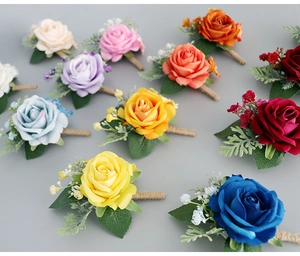 Gros plan de boutonnières de roses artificielles variées avec tiges entourées de ficelle