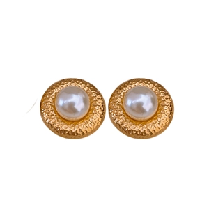 Vintage-Ohrringe aus gehämmertem Edelstahl mit Gold-Finish und weißen Perlenakzenten