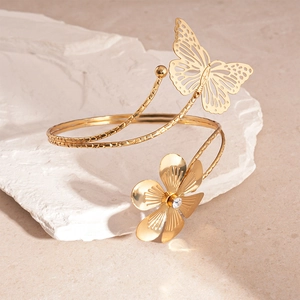 Bracciale da braccio dorato con farfalla, fiore, strass bianco e trama martellata